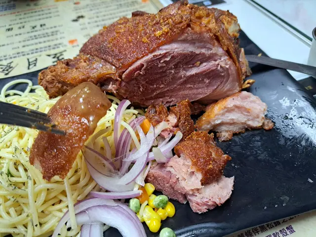 原隻德國脆皮鹹豬手配意粉跟蒜蓉牛油蘑菇汁