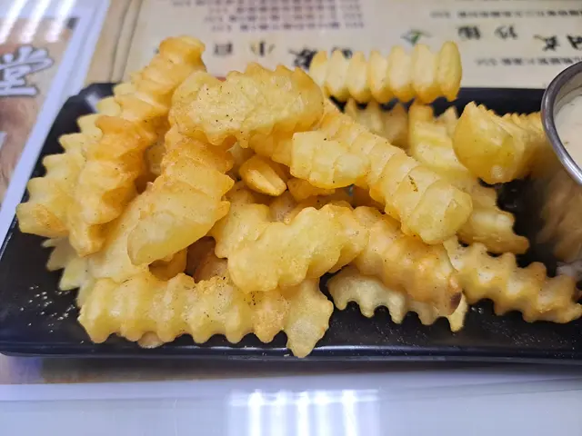 椒鹽炸粗曲薯條伴黑松露芝士汁