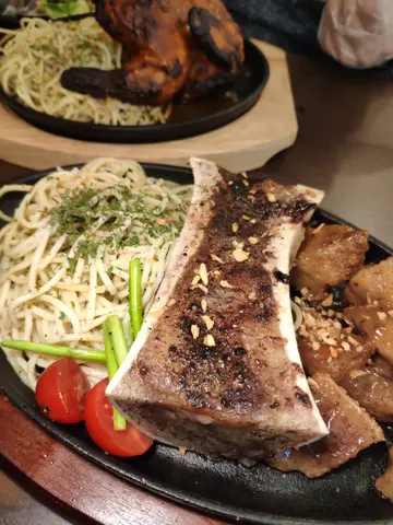 鐵板牛骨髓五花肉配意粉