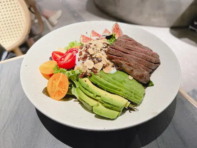 燒美國牛側腹溫泉蛋無花果藜麥沙律 配 蘋果蜂蜜油醋汁 