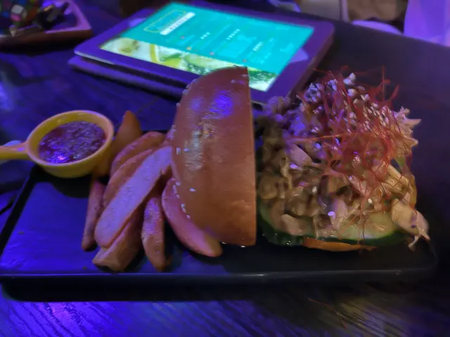 啤酒慢烤香麻手撕豬肉漢堡