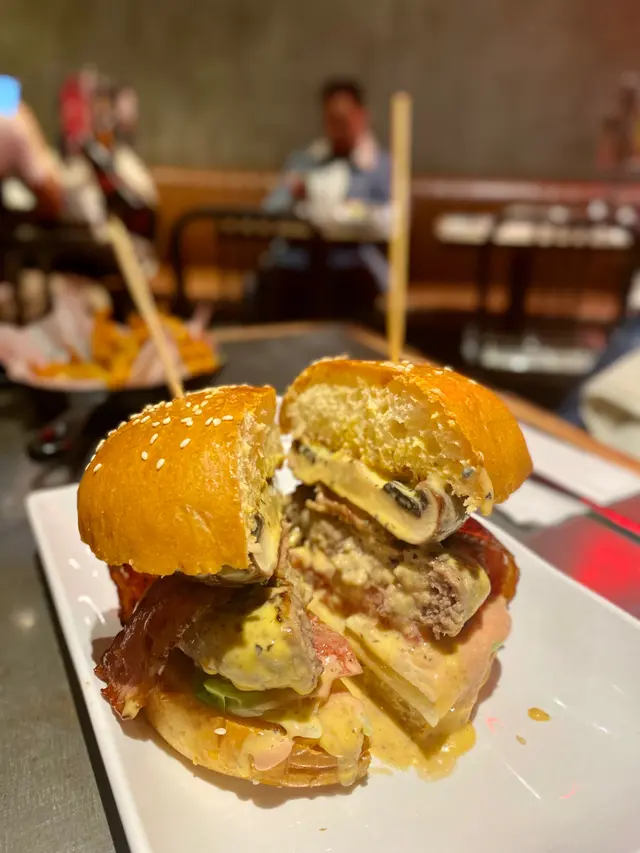 黑松露芝士大烤菇煙肉牛肉漢堡