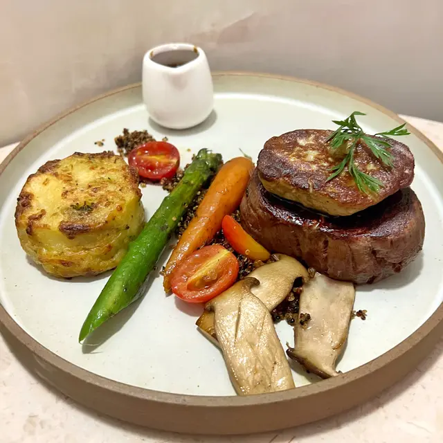 香煎鵝肝牛柳伴野菌汁