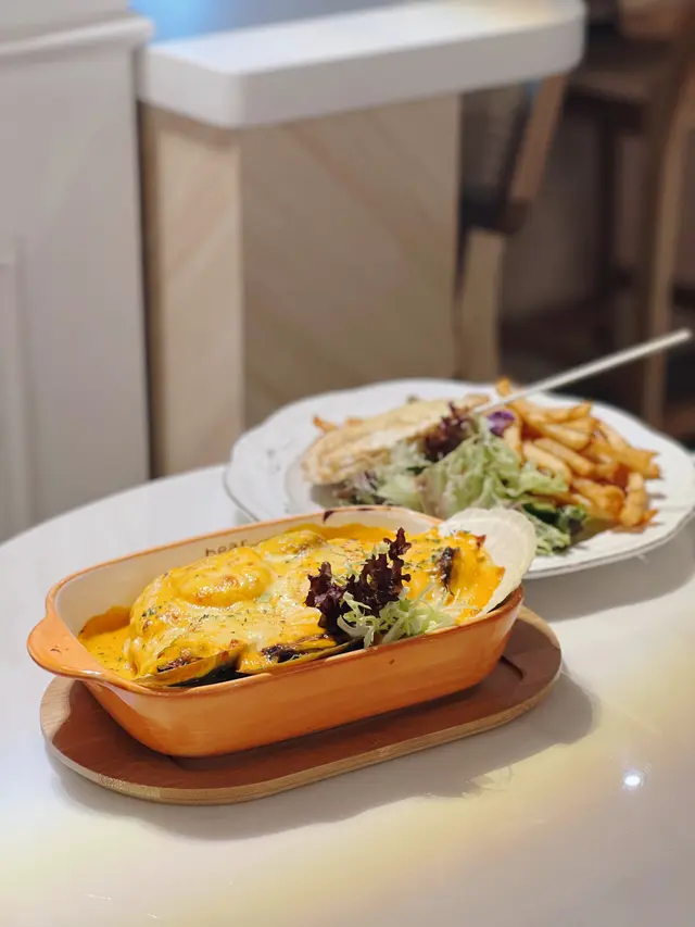 芝士焗薯蓉配青口、帶子、扇貝、大蝦