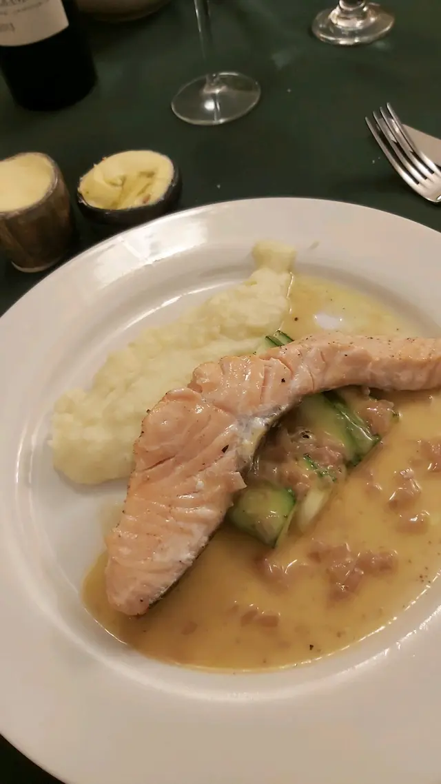 主菜係焗三文魚配薯蓉。兩樣都好好味，只係魚唔夠熱。