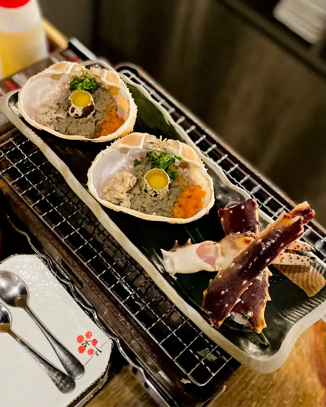 熱食嘅代表甲羅燒一直都係色香味俱全嘅小食,集合左成隻蟹嘅精華,再加上鵪鶉蛋就令到甲羅燒未燒之前都有一種隱藏嘅香味,🥚過程又服務員一手包辦