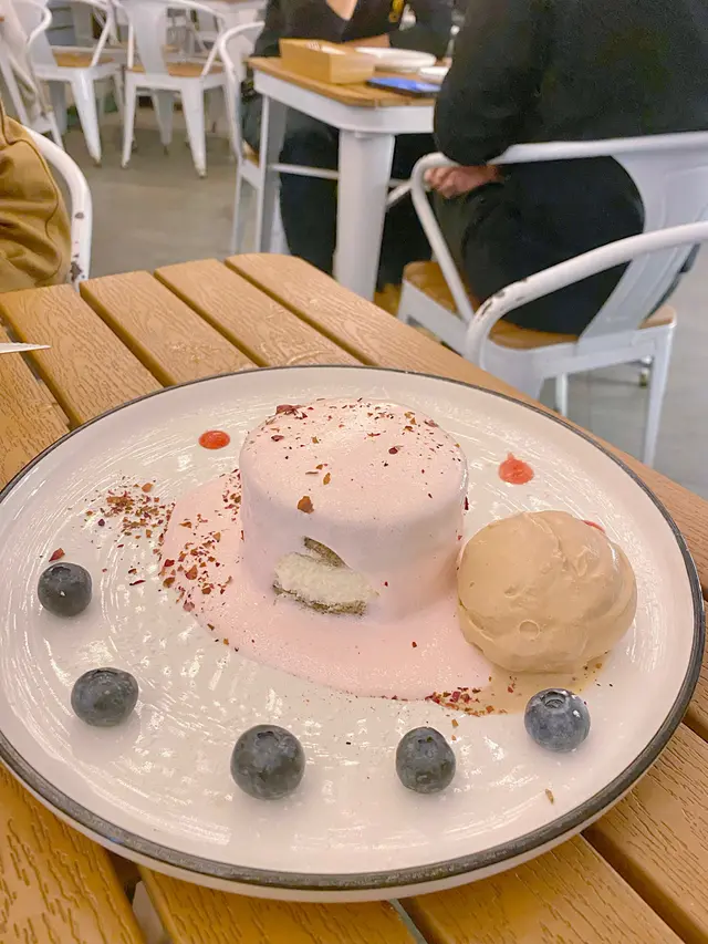 玫瑰伯爵茶奶蓋瀑布蛋糕配伯爵茶雪糕