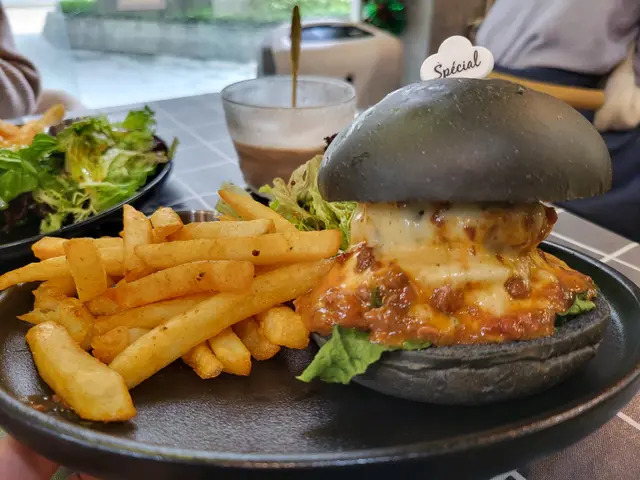 竹炭芝士肉醬大牛堡