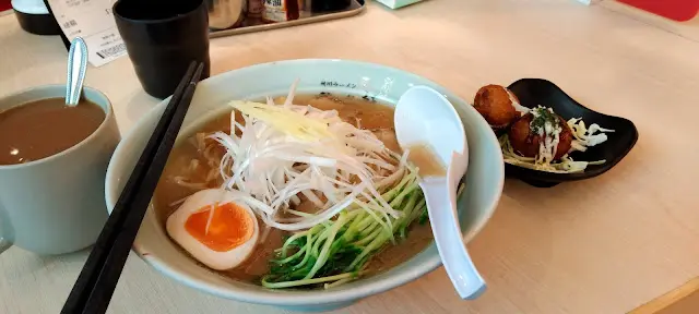 暖胃驅寒生羌醬油叉燒拉麵! 而且是限量版,我不應該錯過!
有叉燒, 京蔥絲,筍,半熟蛋嫩滑美味就像畫龍點精!
湯我選了醬油,我比較喜歡油脂的味道,
但如你喜歡較清淡就原味(鹽味)吧!
他們的薑味非常好,不會很辣讓你的喉嚨很不舒服!。 它只會刺激你的味覺,讓你想吃更多。
小食拼章魚燒! 它很熱,味道很好,你會發現裡面有一些章魚成分,只是一點點燃燒?!