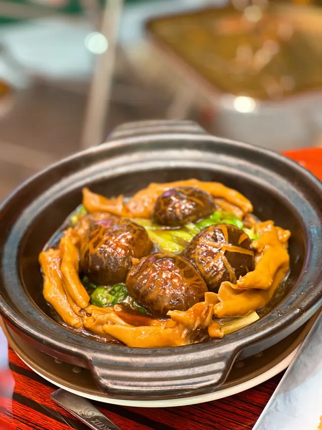 鮑汁花菇鵝掌煲