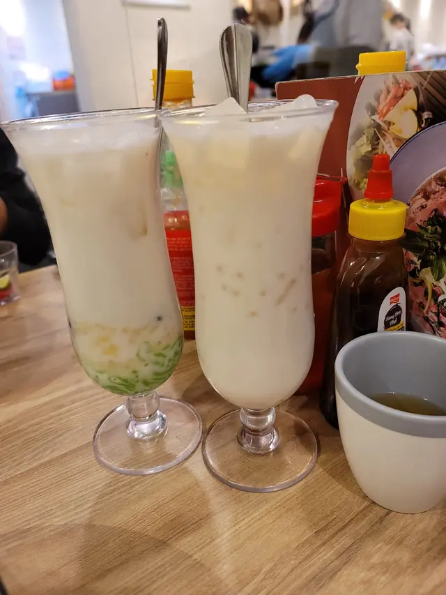 椰奶香甜,腿衣綠荳同紅荳軟淋,綠色條條好好咬。
椰果好煙韌,西米好淋, 成杯飲品好夾。