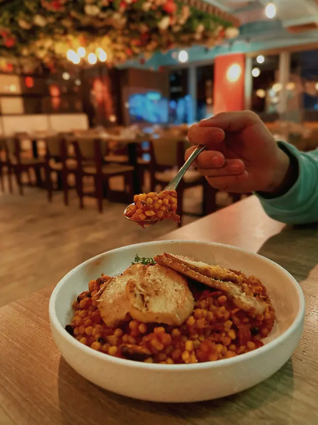 香烤雞胸辣肉腸蕃茄珍珠麵