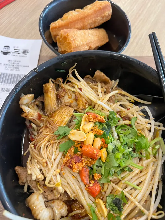 撈米線好好食，原來有好多芽菜，我唔係咁鍾意芽菜，餐牌上面好似冇咩芽菜，脆肉鯇都幾爽口彈牙好味，肥牛都好食，唔會好辣辣度啱啱好，個杯咸零七真係好難飲，飲落去都唔知乜鹹檸七柒味道，嗰啲味道太過於清新得來似洗衣粉，整體薯粉係好好食，杯嘢飲就好惡搞