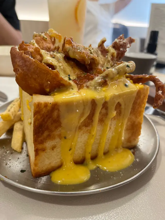 金沙軟殻蟹沙律盒子吐司