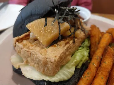 日式燒汁豆腐竹炭漢堡包