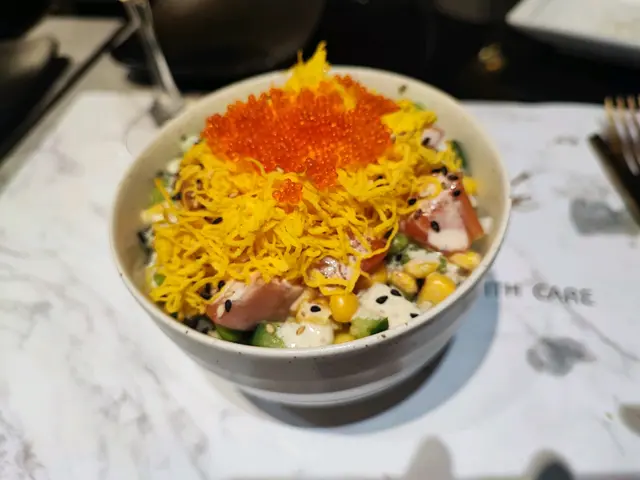 雞蛋配合刺身的飯，看來簡單，但非常match，送來時一大碗，以為吃不了，一口一口，不經意就吃完。