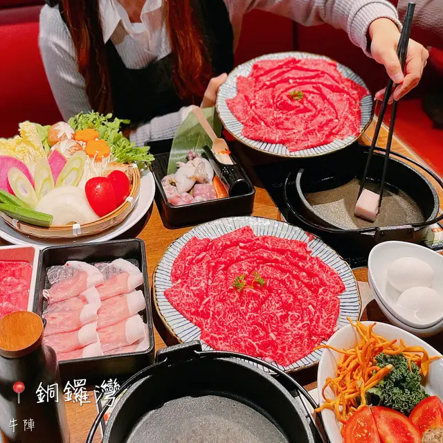 上菜後會有店員講解食法,另外都有QR code俾大家重溫返! 1️⃣先用牛脂肪起左個鍋 2️⃣輕炙一下和牛,大概10秒 3️⃣再淋適量壽喜燒汁🫗 4️⃣沾上蛋液就食得