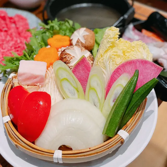 依個拼盤係跟餐嘅,部分都可以喺自助區夾到🥬特別之處,就係依個擺盤夠靚 啱晒打卡!