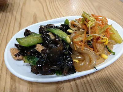 青瓜粉條素扒涼伴、酸辣涼麵