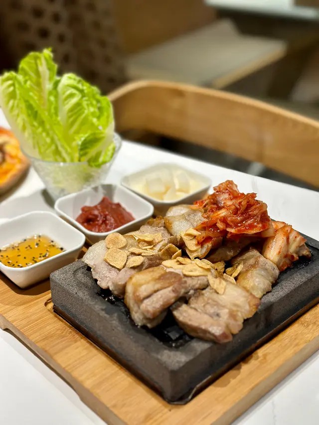 石板烤豬腩配生菜、泡菜、醃蘿蔔