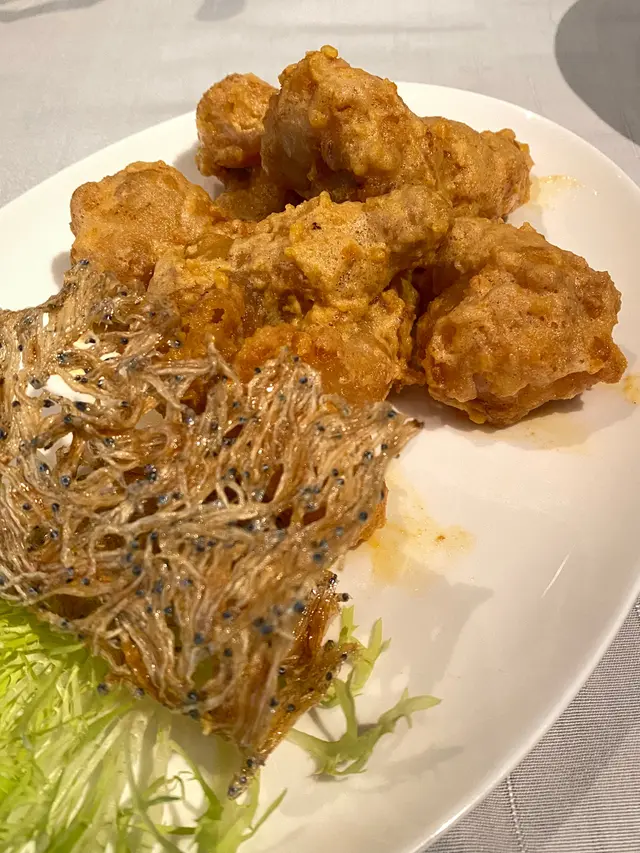 鹹蛋黃及脆炸皮太濕，做唔到乾爽香脆的口感，鹹蛋黃的酥香亦掩蓋了田雞肉的鮮味，田雞肉亦稍嫌欠彈性及嚡口，我個人覺得未到水準。