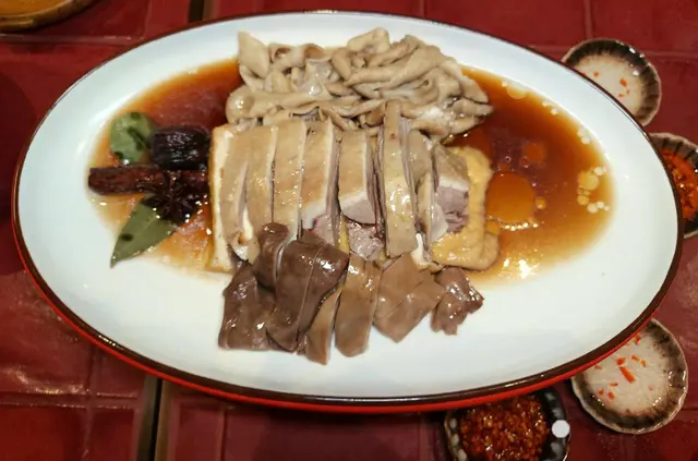 選三項 (滷水鵝肉、鵝腸和豬肚)