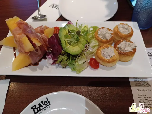 西班牙風乾火腿伴哈密瓜沙律和牛油果蟹肉酥盒