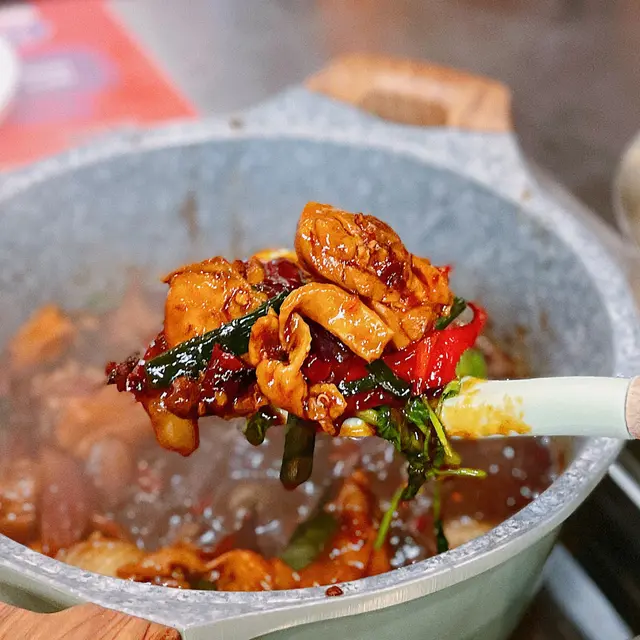 2位送半隻，3-4位送一隻🐥份量十足，味道香辣惹味，雞肉都好嫩滑呀！