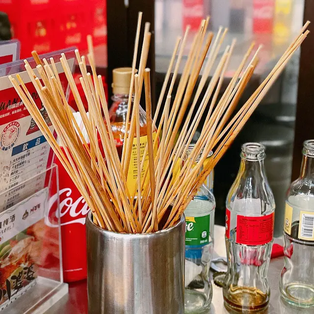 自助區有串串同埋一碗碗嘅火鍋配料，都係任拎任食嘅！一場嚟到又點可以唔食多幾串喎！🍢