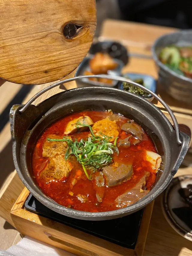 麻辣鴨血煲