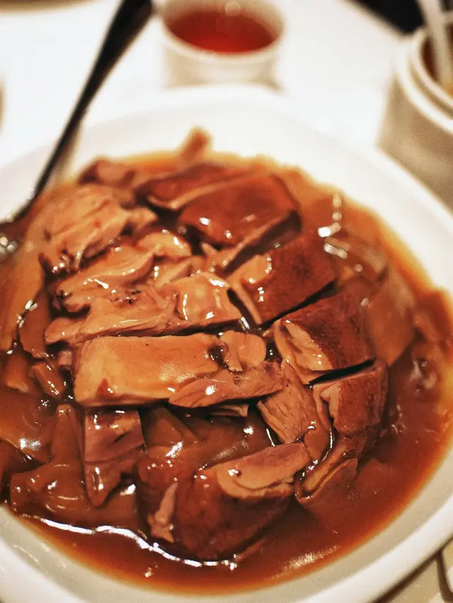 鴨肉炆得十分濃香，肉質軟腍嫩滑，底部大量筍乾吸收晒鴨肉嘅油香，成道菜唔會太油膩