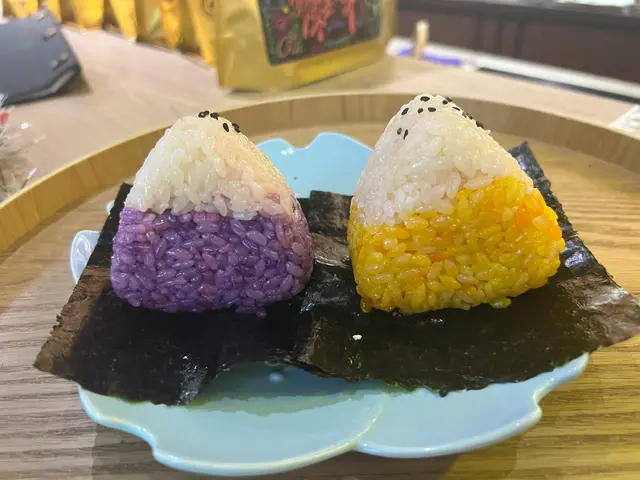 丁香紫:紫蘇豚肉+芥末黃:明太子粟米,因為即整,要等20分鐘,又靚又好味!