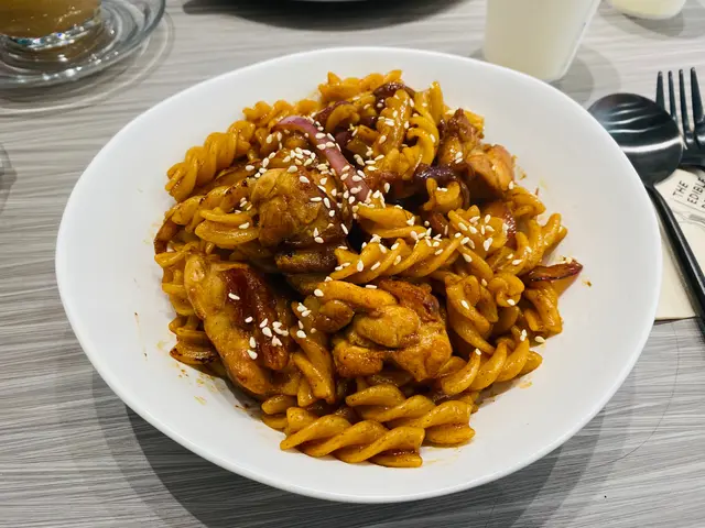 雞皮煎得好香，美道有點像乾炒牛河，很美味！