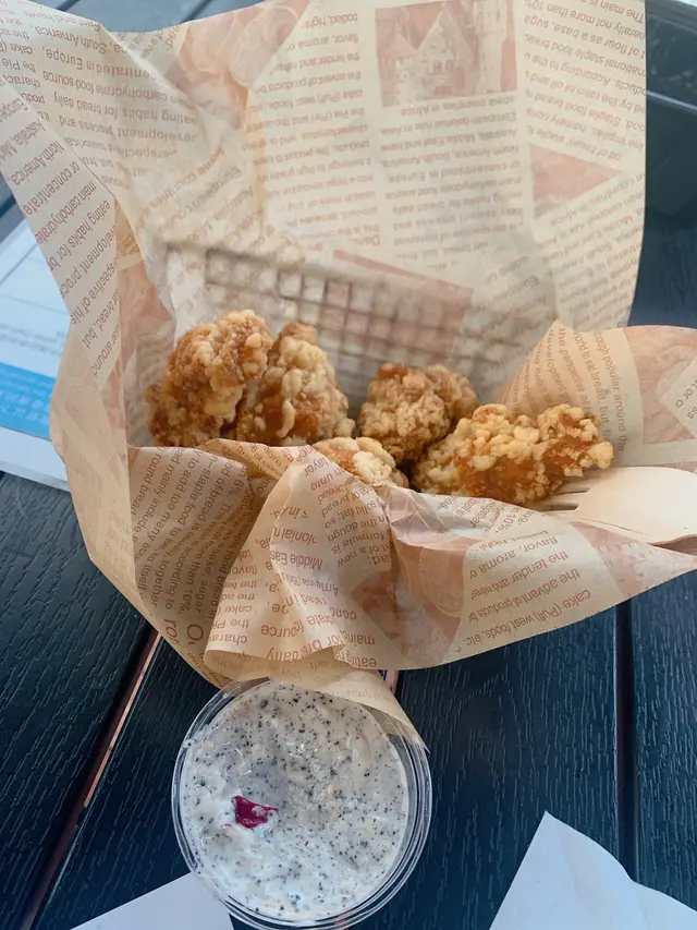 個炸雞普普通通唔特別好味，黑松露醬完全無黑松露味