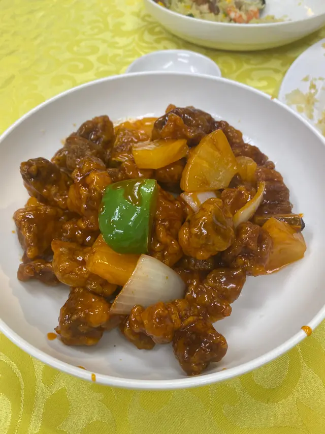 呢個係生炒排骨  真係出面兩餸飯仲好食過佢  排骨味完全冇  因為可能用左平價急凍排骨  冇肉味  炸到啲排骨好乾身  真係好「硬」  同埋擺咗好耐  都要翻炸煮熟  唉  