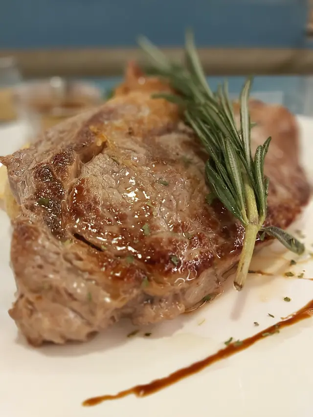 烤美國安格斯肉眼牛扒配紅酒燒汁