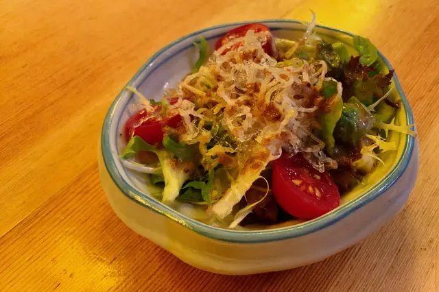 蕃茄雜菜沙律配上芝麻醬,幾開胃。😌