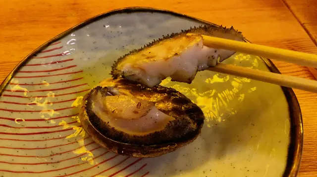 南非鮑魚上枱嘅時候仲識郁!😳
鮑魚肉厚爽身,肉質軟韌細嫩,鮮味十足~