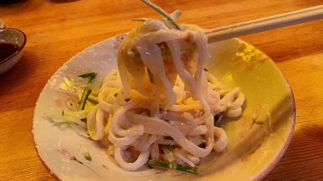 冷烏冬嫩滑彈牙,
每條烏冬都沾滿明太子和蟹肉一齊食,不錯吃!