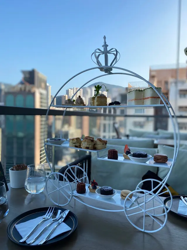 $298/人,兩人起可點,596再加一,貼近酒店tea set 價,食物小,份量小,size 都小,連茶都只可叫檸水/檸茶