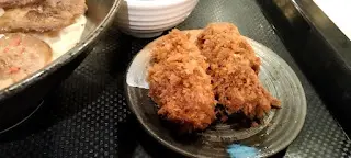 炸蠔😤話明極上廣島？！望落深啡色好似燶燶哋,咬下去脆脆硬像刺蝟的碎刺,又像搽上厚粉的女人,粉醬太厚,估計想加大隻蠔仔？
見到多碟都係咁樣,推測應付唔切睇唔切收唔切火,結果全部一鑊過熟？！不如過用氣炸煱預先調教時間或者加入計時器在後台,