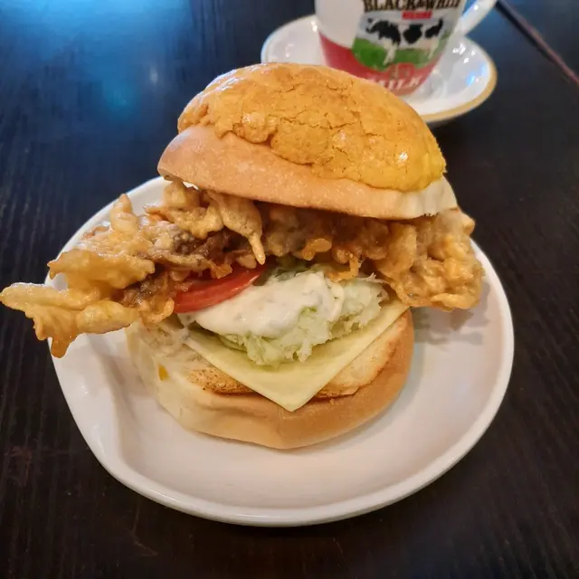 軟殼蟹菠蘿包、奶茶