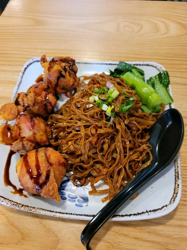 酥炸雞球撈麵