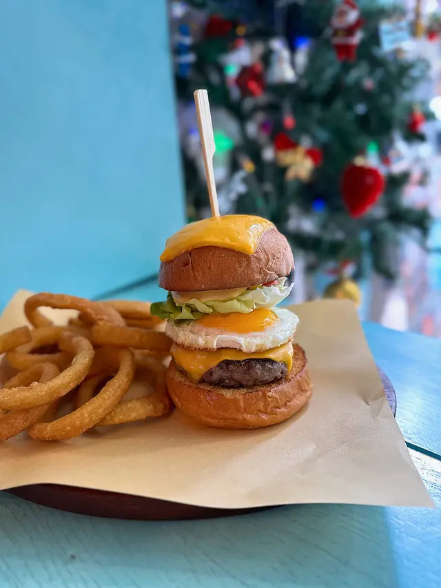 芝士蛋黃牛肉漢堡