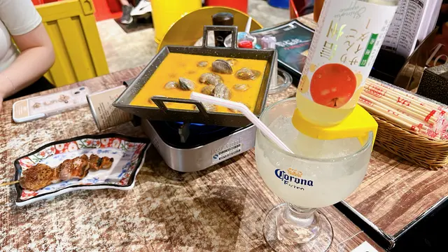 煮活蜆，  蒜信洲蘋果梳打，燒五花腩