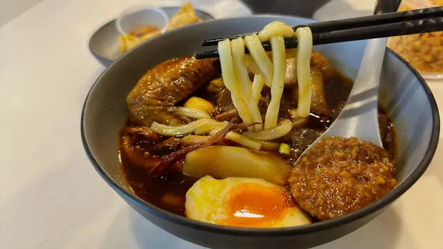 加咗$3將麵底轉做讚岐烏冬,口感滑溜煙韌。