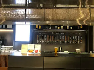 酒吧設有18個啤酒龍頭