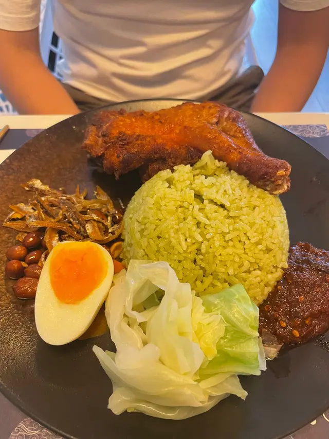 馬來生炸雞髀配椰漿飯