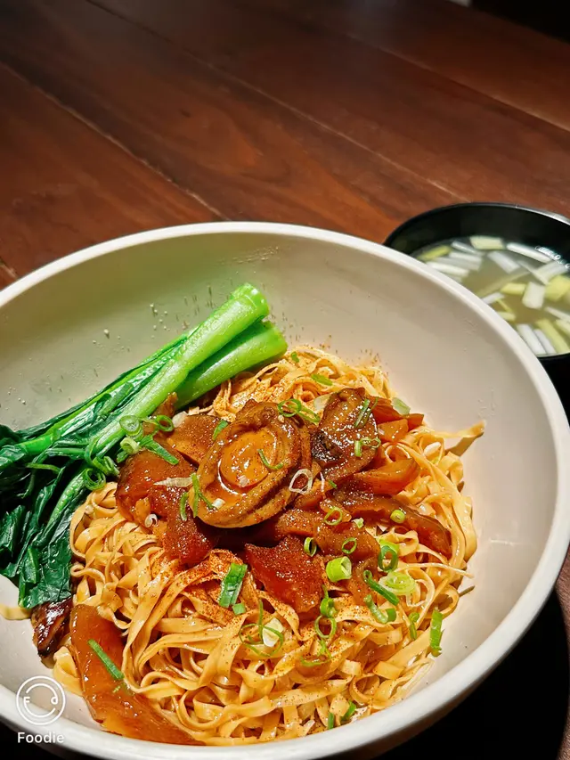 紅燒花膠鮑魚蛋麵