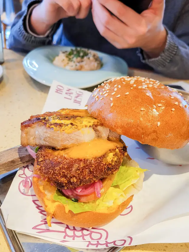 漢堡包|香煎五花肉|芒果咖喱醬|花枝餅|沙律
